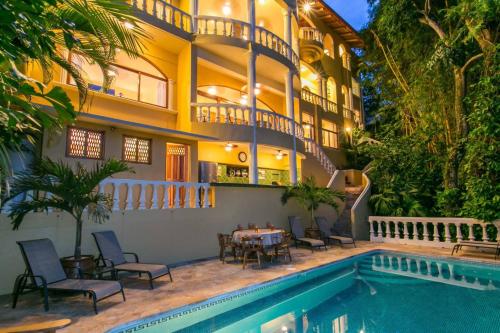 Castillo de Amber, 4 Aparts, 6 Bedrooms, Ocean Views, Central Location – khách sạn tại Manuel Antonio
