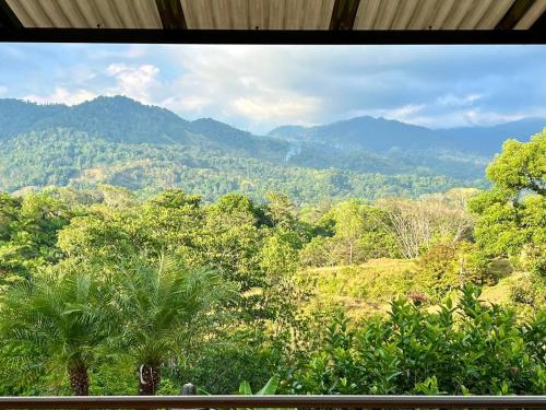 Finca Terra, Private Country Home, Mountain Views and Pool in Naranjito