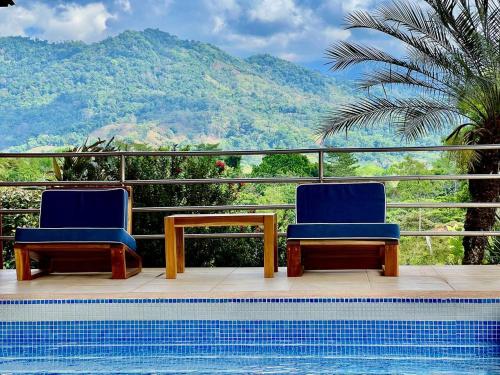 Finca Terra, Private Country Home, Mountain Views and Pool in Naranjito