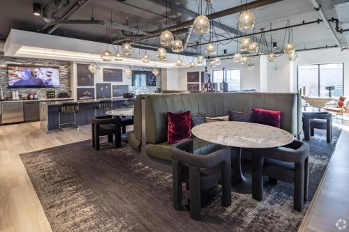 Modern 2BR Condo Near Railroad Park and UAB near พิพิธภัณฑ์ลีกใต้ของคนผิวดำ