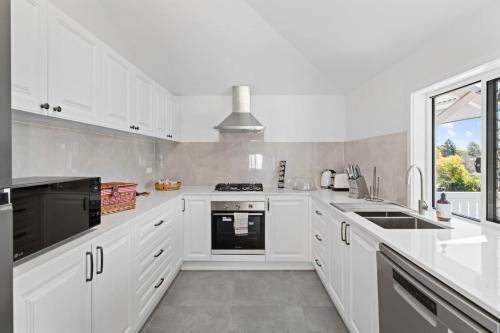 Spacious Dual Retreat Balcony near RBWH and CBD in Windsor