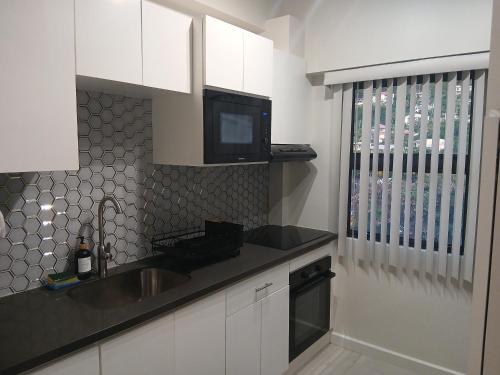 Kitchen, Atrium Apartments - Sorrel Loft in The Lime