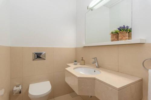 Sirene 1-BR Apt Pool & Gym in Gemmayze - image 11