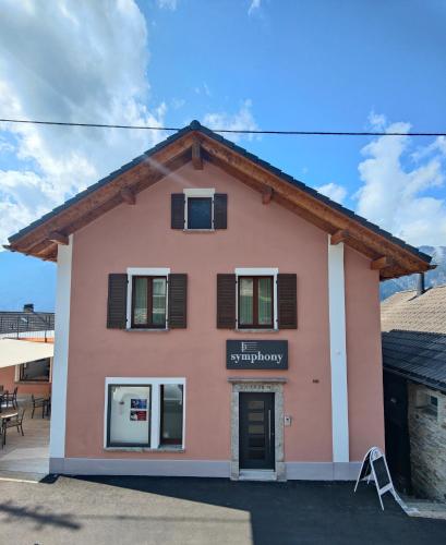 A szálláshely kívülről, Symphony Camere e Ristoro in Sobrio