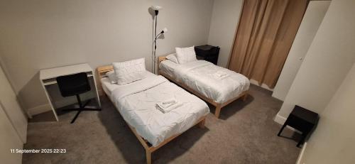 Bright & Chic 3-Bedroom Retreat for Family or Business by UofA Whyte Ave Downtown in Edmonton