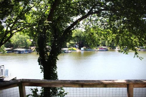 Rock Harbor Resort and Motel - image 3