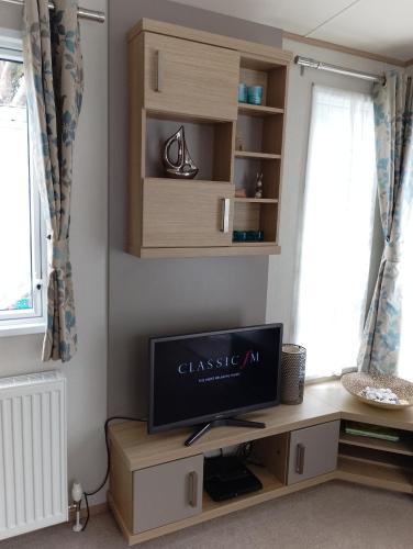 Roxbury 5 Star 6 berth Luxury Caravan in Woodbury