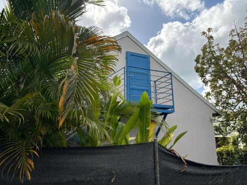 La porte bleue in Baie-Mahault