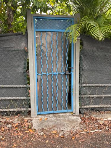 La porte bleue in Baie-Mahault