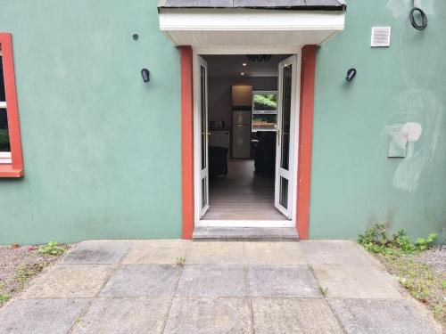 Modern 2 bedroom Apartment with River views in Kerry