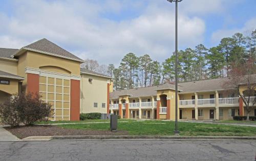 Suburban Studios Raleigh - Crabtree Valley in Raleigh, USA