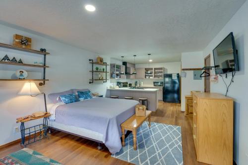Ski Slope and Mtn Views Waterfront Red River Studio