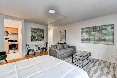 LaCité Apartments Modern Comfort Close to Downtown Montreal - image 5