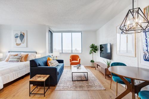 LaCité Apartments Modern Comfort Close to Downtown Montreal - image 2
