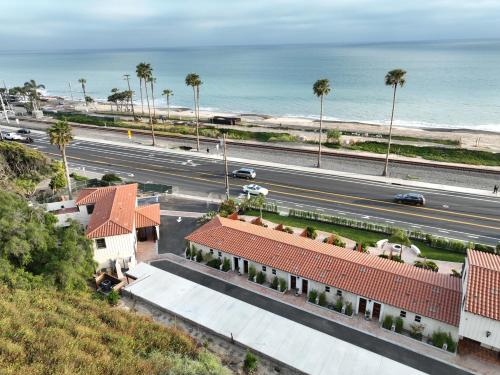 El Caminante Bar & Bungalows image