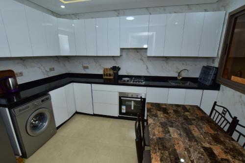 Kitchen, Agadir Vibes 3 appartements & 1 studio modernes au cœur de la ville in Najah