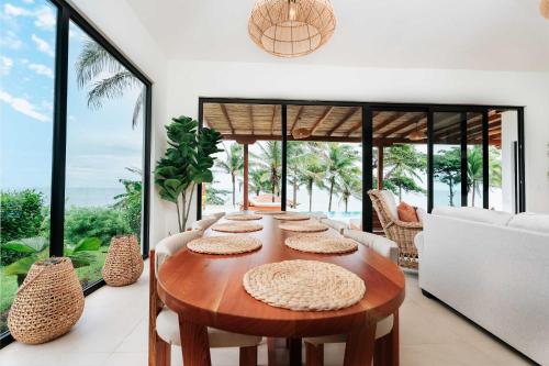Super Private Beachfront 3BR Villa & Infinity Pool in Pedasi