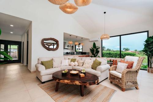 Super Private Beachfront 3BR Villa & Infinity Pool in Pedasi