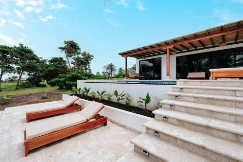 Super Private Beachfront 3BR Villa & Infinity Pool in Pedasi