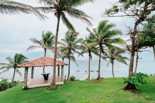 Super Private Beachfront 3BR Villa & Infinity Pool in Pedasi