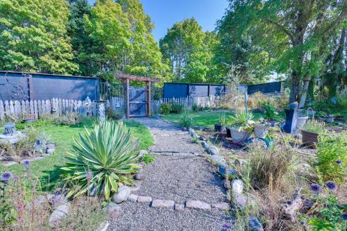 Shared Yard Apt 2 Mi to Port Angeles City Pier