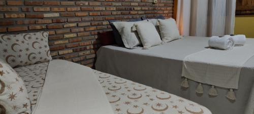 1 queen bed, 1 double bed