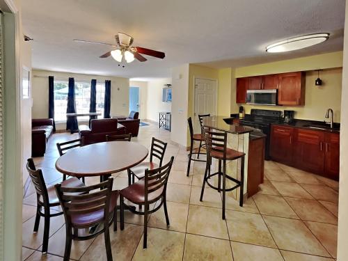 Put-in-Bay Poolview Condo #3 - image 17