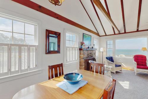 North Fork Waterfront Gem in Схід Маріон