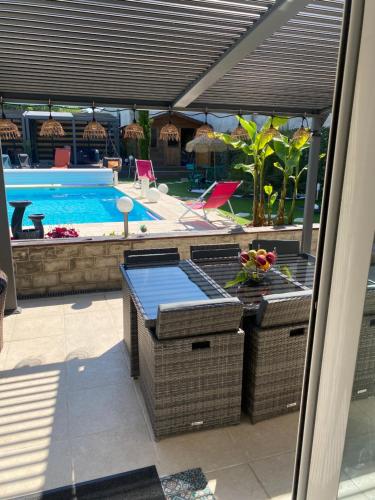 Maison avec piscine chauffée jacuzzi a1 heure paris 10 mn du centre ville (Maison avec piscine chauffee jacuzzi a1 heure paris 10 mn du centre ville) in Saran