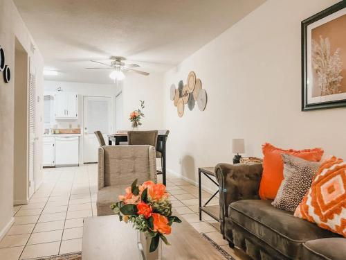 Affordable Retro Retreat 80s Townhome in Bonaventure