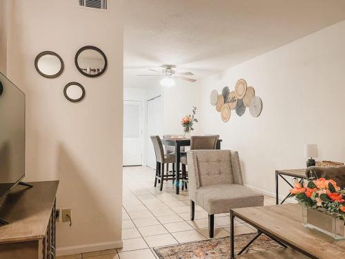 Affordable Retro Retreat 80s Townhome in Bonaventure