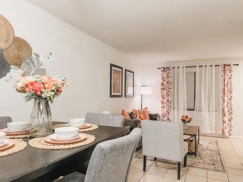 Affordable Retro Retreat 80s Townhome in Bonaventure