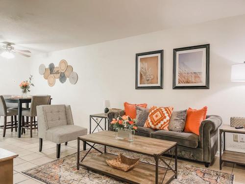 Affordable Retro Retreat 80s Townhome in Bonaventure