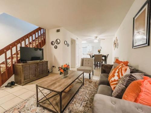Affordable Retro Retreat 80s Townhome in Bonaventure