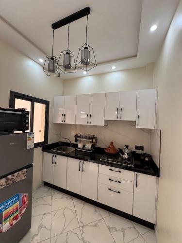 주방, Spacious 2-Bedroom Apartment Near City Center in 아드라