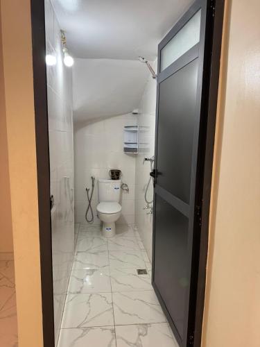 샤워실, Spacious 2-Bedroom Apartment Near City Center in 아드라