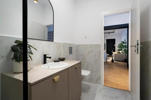 Epic 4BR Luxe Boulevard Apartment Near Rosetti Square & Old Town - image 3