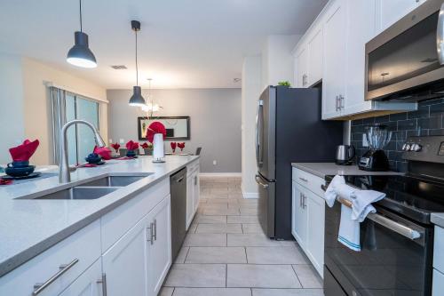 Gorgeous Four Bd w/ Pool close to Disney 5035 - image 2