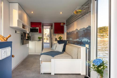 Romantic houseboat in Prague with paddle boat, Prague (photo 10)