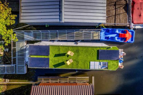 Romantic houseboat in Prague with paddle boat, Prague (photo 11)