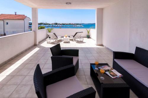 2 bedrooms, 5 beds