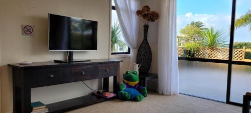 Elevated Family Sized Guest-house with Beautiful Views, Auckland (photo 9)