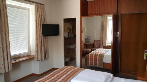 Double Room image 8