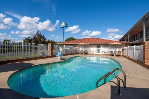 สระว่ายน้ำ, เดย์ อินน์ บาย วินด์แฮม ออกัสตา วีลเลอร์ โร้ด (Days Inn by Wyndham Augusta Wheeler Road) in ออกัสตา