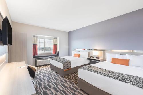 2 queen beds