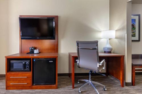 Comfort Suites Oshkosh - image 18