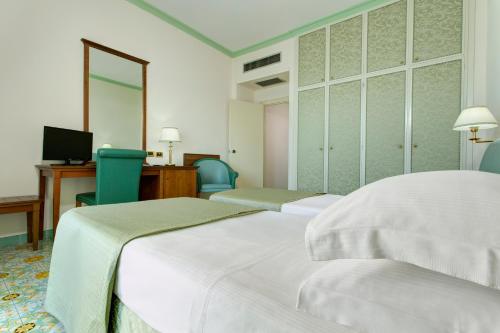 Standard Twin Room with Partial Sea View