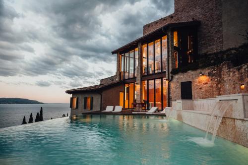  Contemporary Resort House in Gargnano