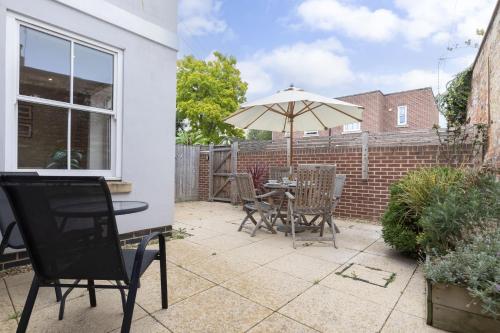 Stylish 2-Bed Home in Fairview with Free Parking - image 5