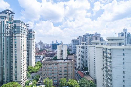 Stylish 2BR 1 Living Room Apartment Yongxin Century, Shanghai (foto 3)